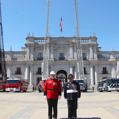 Cuerpo de Bomberos de Santiago adquiere nuevos carros de bomberos para combatir incendios