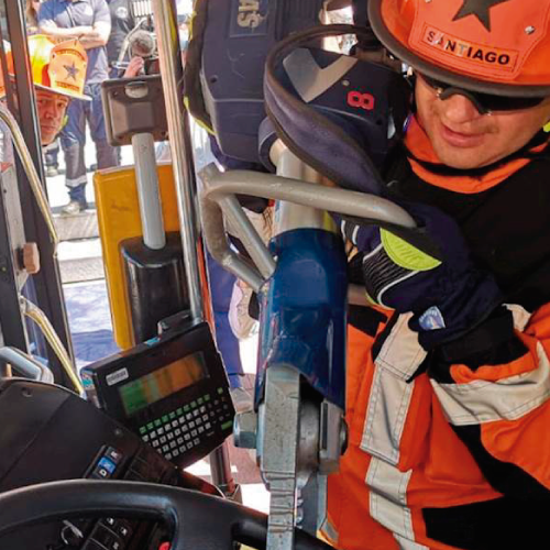 Cuerpo de Bomberos de Santiago ya está capacitado para atender emergencias en vehículos electrónicos