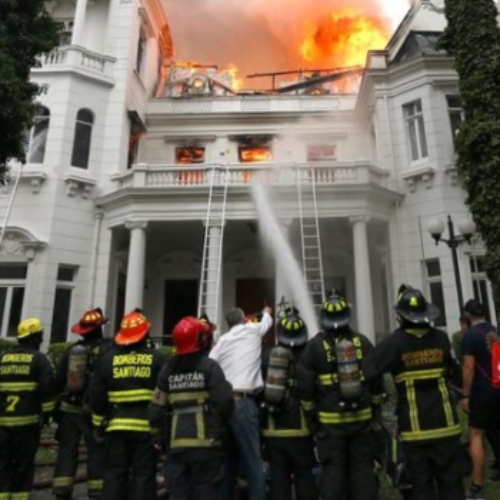 Bomberos en acción durante las movilizaciones sociales