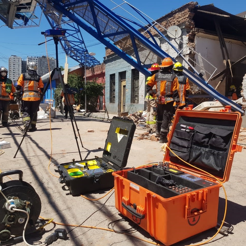 CBS realiza rescate en el derrumbe de una grúa pluma en Independencia