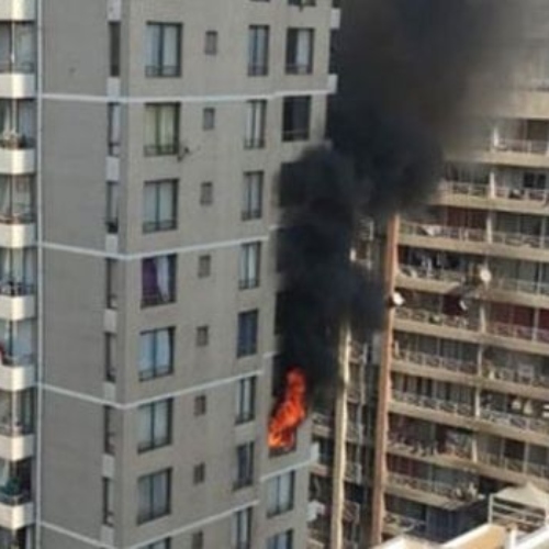 CBS realiza rescate desde incendio en edificio de Santiago Centro