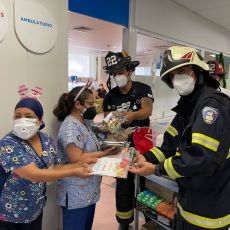 Bomberos del CBS visitaron a los niños del Hospital Roberto del Río