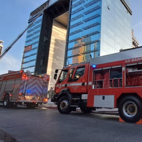 Bomberos del CBS controla incendio en restaurant de Vitacura